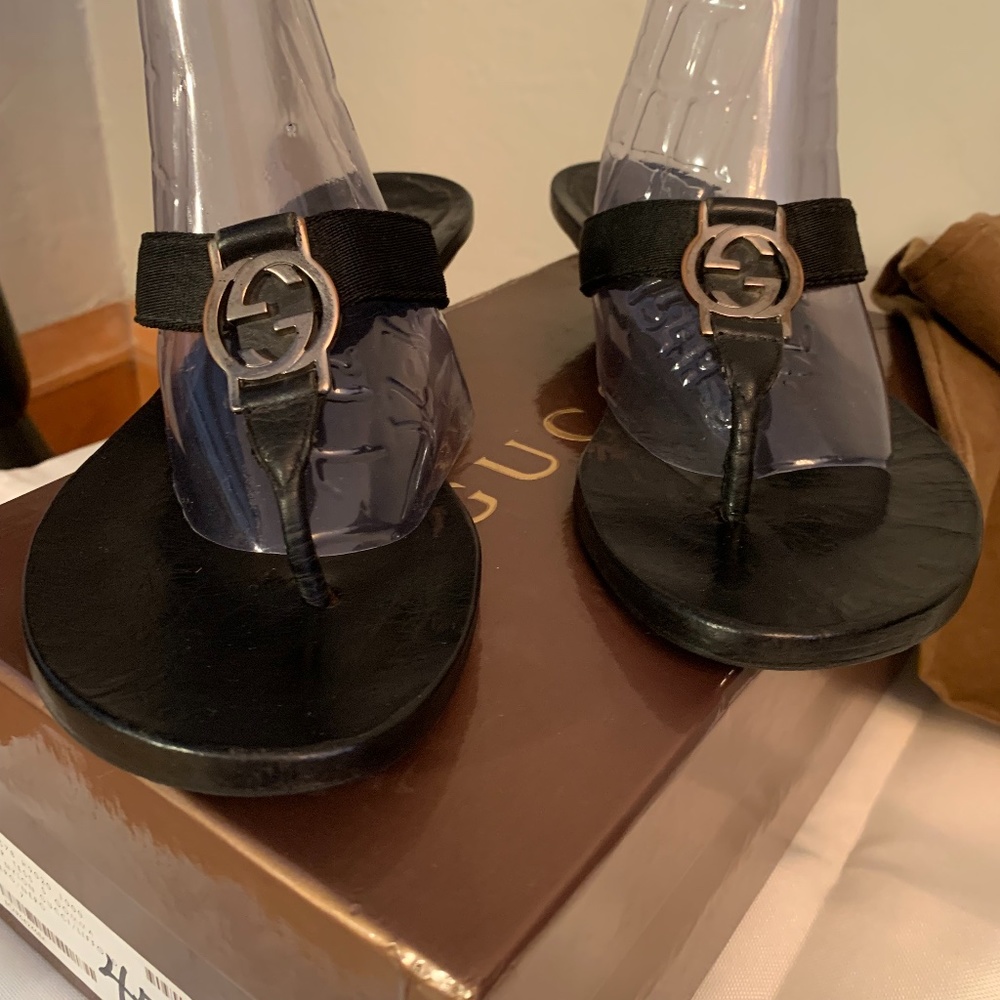 Gucci kitten heel Lifford Sandal in black - VINTAGE SILVER INTERLOCKING “G”